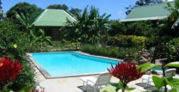 Villa Bagatellevilla   900 m de la  plage dans jardin tropical avec piscine
